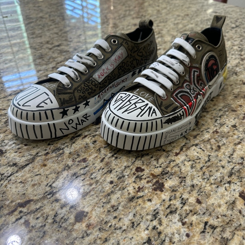 Dolce & Gabbana Graffiti sneaker